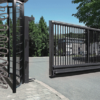 Robustes freitragendes Industrieschiebetor MiRo NORDWAND. Ideal für hohe Belastungen, mit Doppelpfostensystem und umfangreichen Sicherheitsfeatures.